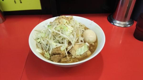 「らーめん アブラ・ネギ増、野菜ちょい増+B玉」@豚ラーメン 板橋駅前店の写真