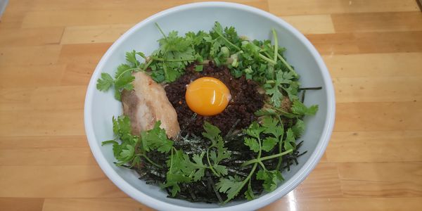 「赤い罪？大盛+厚切りチヤーシュー+パクチー」@せんだが家の写真