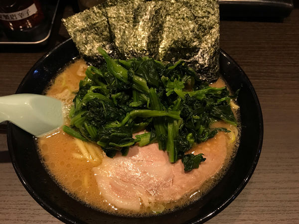 「醤油ﾗｰﾒﾝ中盛固めほうれん草980円」@らーめん家 せんだい 町田店の写真