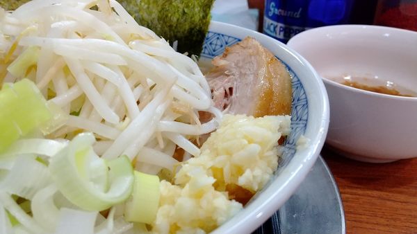 「#ラーメン #770円 #葱 #味付き脂 #ニンニク」@ラーメン ぶぅさんの写真