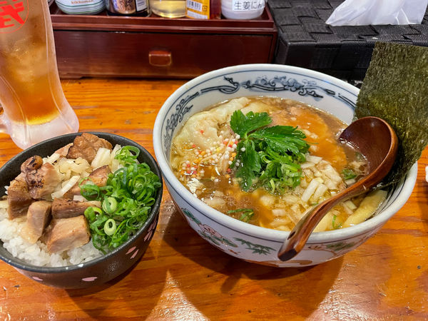 「ワンタン丸鶏煮干中華そば + 炙りチャーシュー丼」@武武の写真
