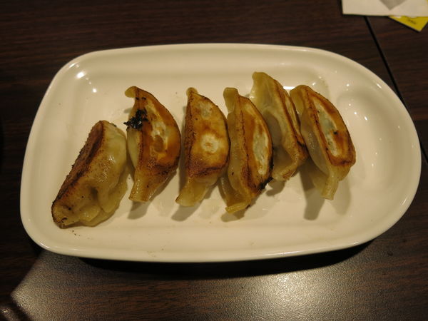 「本格焼餃子6コ：274円」@バーミヤン 飛田給駅北口店の写真