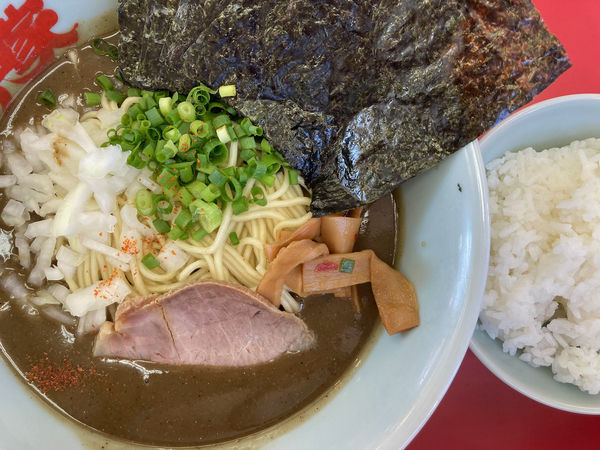 「【限定】鬼煮干しラーメン半ライス970円（海苔+120円)」@ラーメン山岡家 日立東金沢店の写真