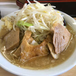 ラーメン（大盛大煮ブタ）野菜マシ、ニンニク入り