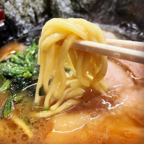 「ラーメン中盛+ライス大盛+豚トロ」@柏 王道家の写真