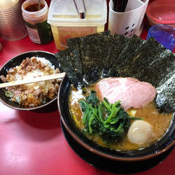 ラーメン中盛(麺かため)、のり、味玉、賄い飯