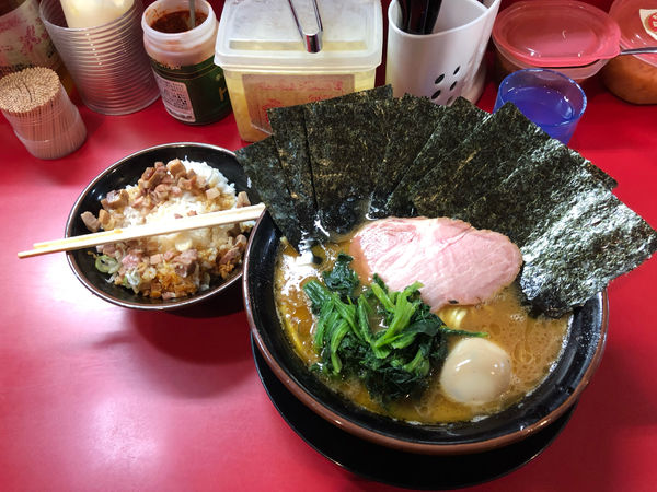「ラーメン中盛(麺かため)、のり、味玉、賄い飯」@家系ラーメン とらきち家の写真