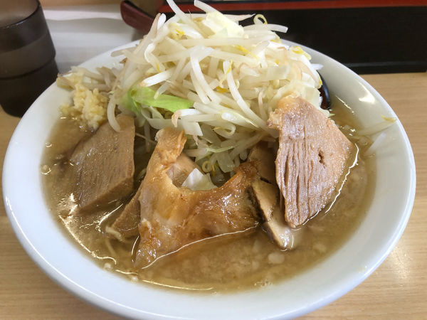 「ラーメン（大盛大煮ブタ）野菜マシ、ニンニク入り」@島系 本店の写真