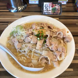 もばらーめん730円　三段盛り260円