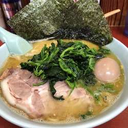 味玉ラーメン780円　中盛100円　ほうれん草50円