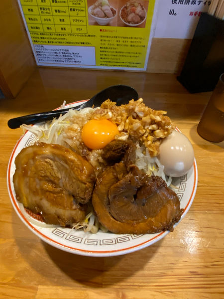 「ラーメン汁なしアブラ少なめ 950円 ラーパスで味玉」@ラーメン伝次平の写真