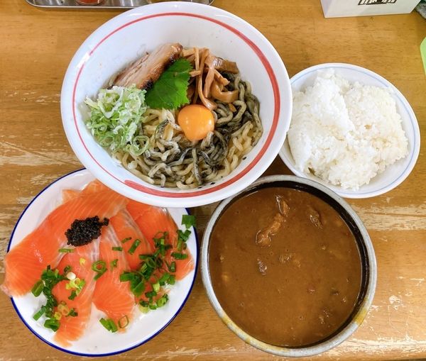 「【限定 長月】イカ墨和え蕎麦 スモークKサーモン添え(S)」@MENYA 食い味の道有楽の写真