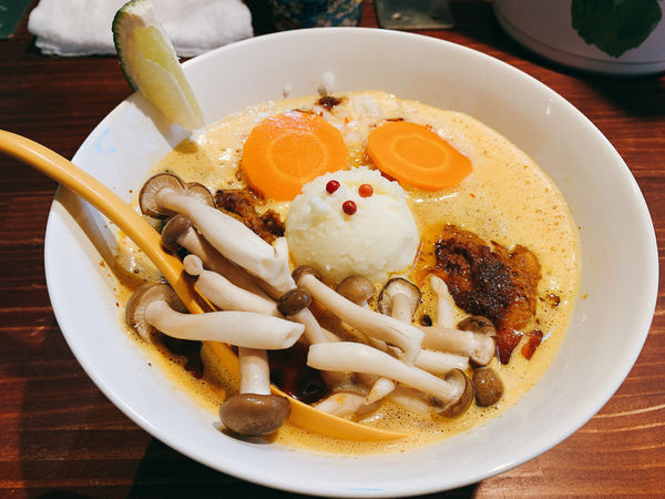 「バブリーなトムワルクン」@ビーフラーメン&つけ麺 シゲジンの写真