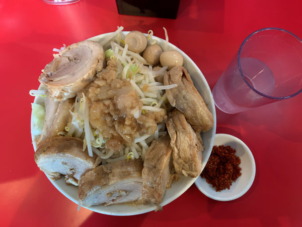 「ラーメン小750円、豚トリプル300円×2、うずら100円、辛味」@ボディブローの写真