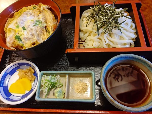 「かつ丼ざるうどんセット900円」@お食事処 ふじの写真