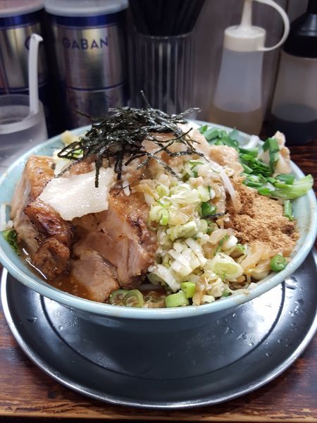 「【限定】川崎卍リベンジャーズ　麺マシ、ねぎざんまい」@麺でる 川崎店の写真