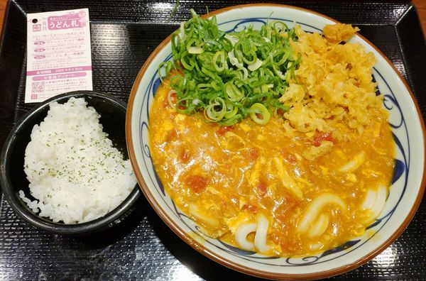 「トマたまカレーうどん（690円）」@丸亀製麺 ThinkPark店の写真