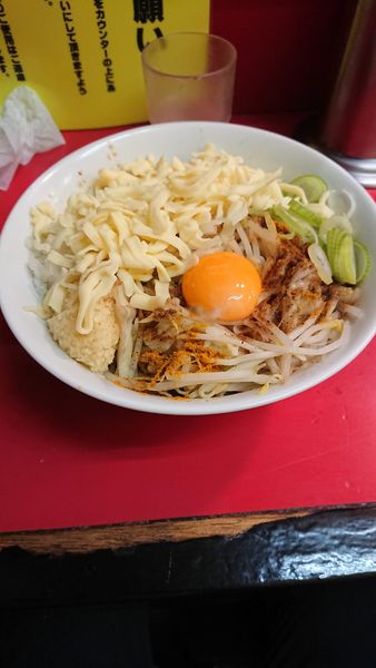 「まぜそば+チーズ」@豚ラーメン 蕨店の写真
