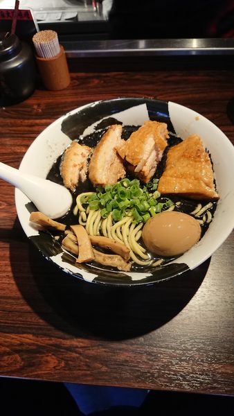 「黒味玉チャーシュー麺」@麺屋武蔵 武骨の写真