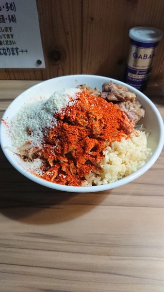 「汁なし赤+粉チーズ」@ヒノブタセカンド 南越谷駅前店の写真