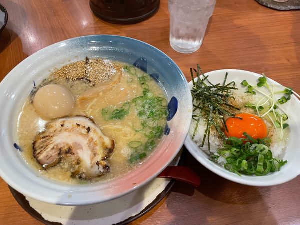 「醤油豚骨セット(あごごはん)+味玉」@九州らーめん 亀王 森ノ宮店の写真