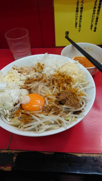 「まぜそば+生玉子」@豚ラーメン 蕨店の写真