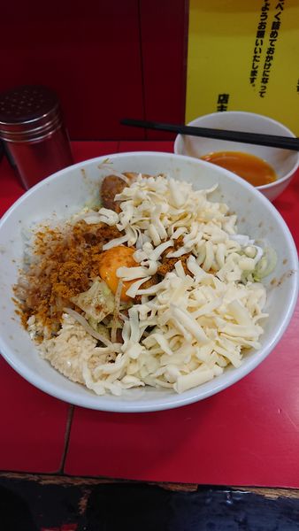 「まぜそば+チーズ+生玉子」@豚ラーメン 蕨店の写真