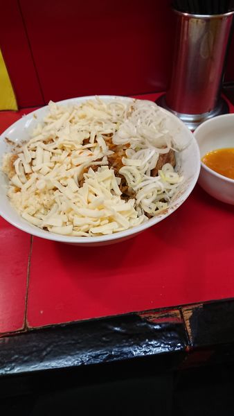 「まぜそば+チーズ+生玉子」@豚ラーメン 蕨店の写真