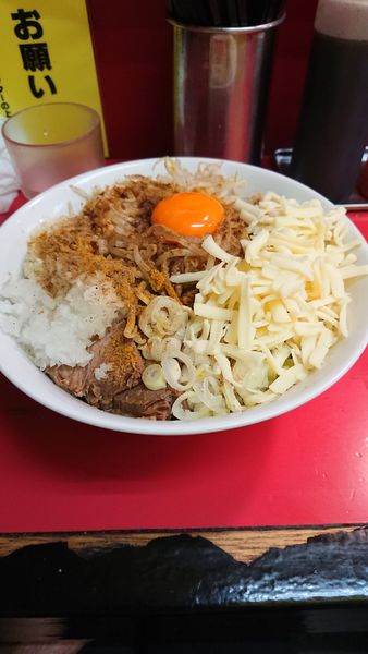 「まぜそば+チーズ」@豚ラーメン 蕨店の写真