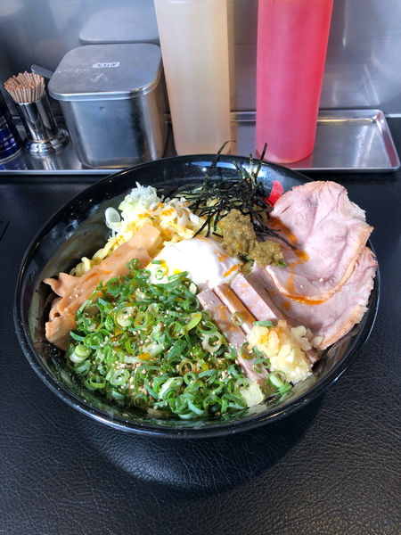 「油そば+スペシャルトッピングB+すりニンニク、ゆずコショウ」@油そば 東京油組総本店 高円寺組の写真