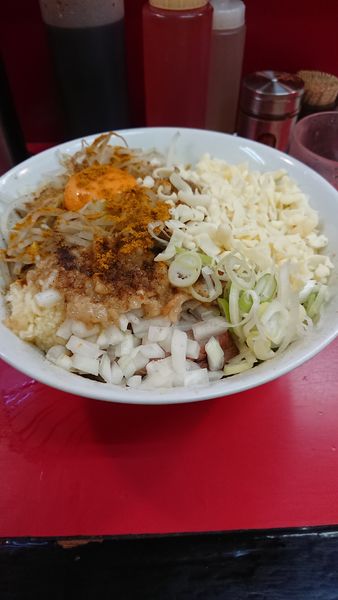 「まぜそば+チーズ」@豚ラーメン 蕨店の写真