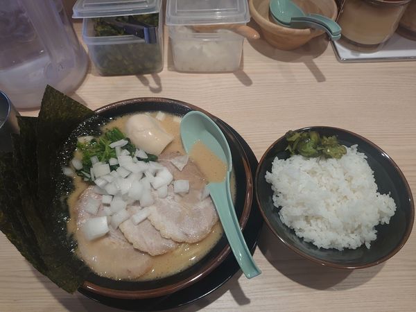「オールスター盛ラーメン（並）・ライス」@横濱家系ラーメン 馬場壱家 白山道の写真
