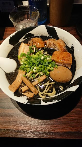 「黒味玉チャーシュー麺」@麺屋武蔵 武骨の写真