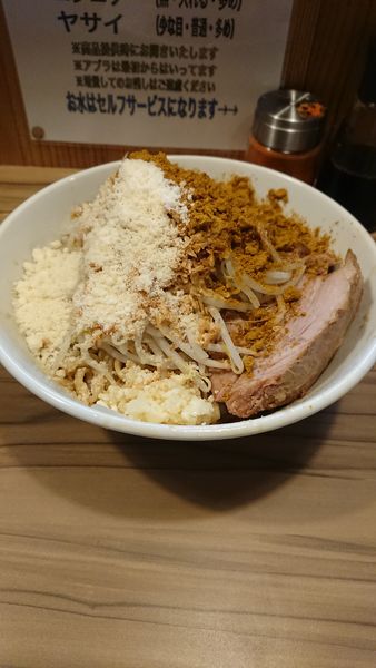 「汁なし茶+粉チーズ」@ヒノブタセカンド 南越谷駅前店の写真