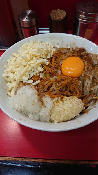 「まぜそば+チーズ」@豚ラーメン 蕨店の写真