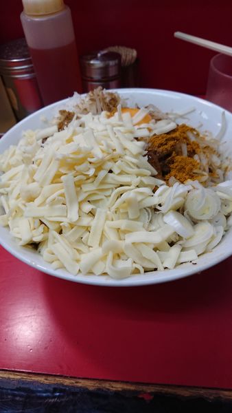 「まぜそば+チーズ」@豚ラーメン 蕨店の写真