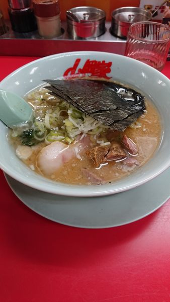 「醤油ラーメン+サービスコロチャー」@山岡家 越谷レイクタウン店の写真