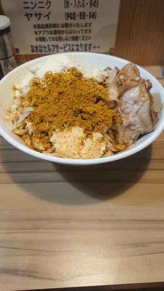 「汁なし茶+粉チーズ」@ヒノブタセカンド 南越谷駅前店の写真