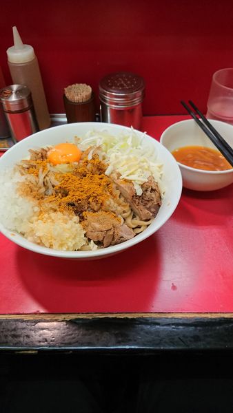 「まぜそば+生玉子」@豚ラーメン 蕨店の写真