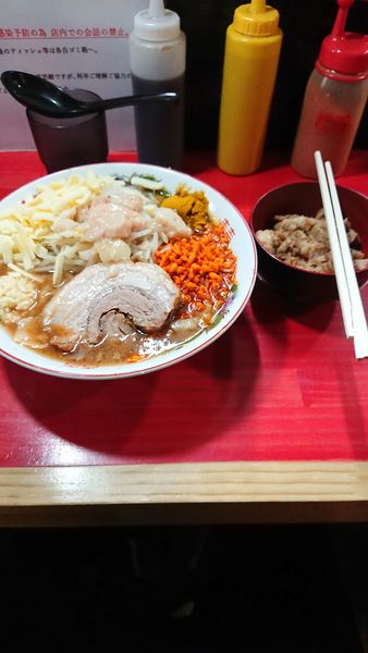 「ラーメン+チーズ+ほぐし豚」@鷹の目 川口店の写真