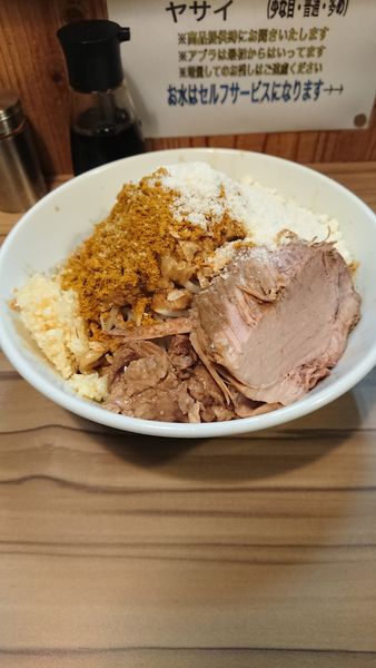 「汁なし茶+粉チーズ」@ヒノブタセカンド 南越谷駅前店の写真