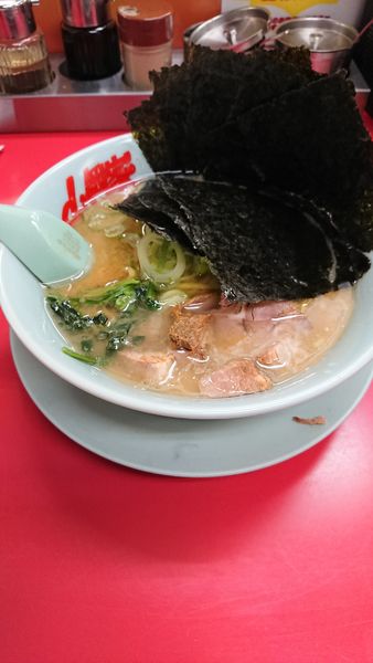 「醤油ラーメン+海苔増し+サービスコロチャー」@山岡家 越谷レイクタウン店の写真