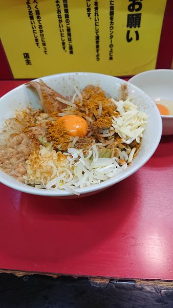「まぜそば+生玉子」@豚ラーメン 蕨店の写真