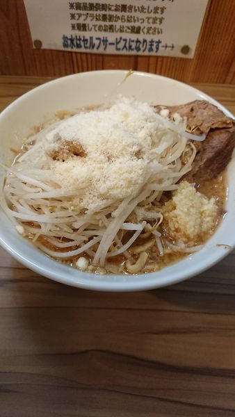 「味噌らーめん+粉チーズ」@ヒノブタセカンド 南越谷駅前店の写真