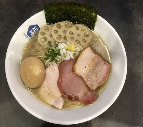 「特製煮干らーめん＋レンコン」@西永福の煮干箱の写真