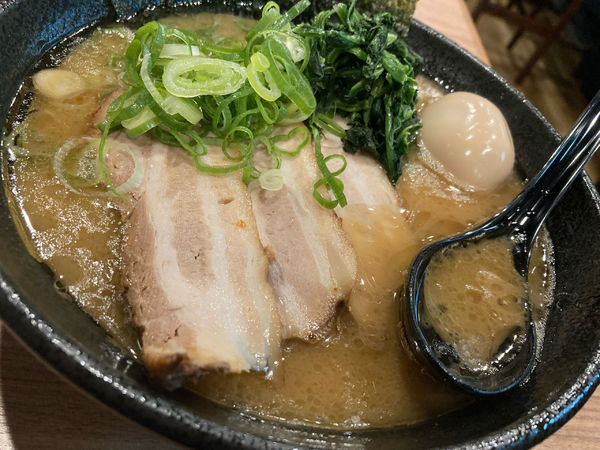「ラーメン+追加チャーシュー・たまご」@横浜家系ラーメン まる金 石川家の写真