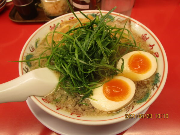 「特製醬油九条ねぎラーメン＋味玉 1023円」@ラーメン 魁力屋 竹ノ塚店の写真