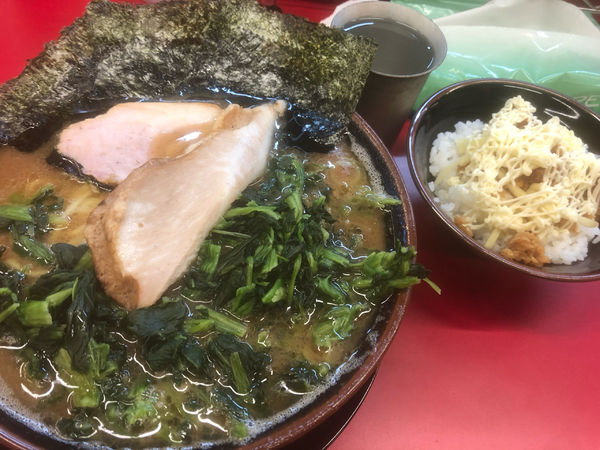 「ラーメン中盛カタメ青菜豚トロ」@柏 王道家の写真
