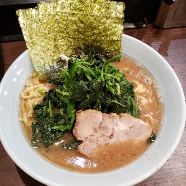 「特とん塩＋ほうれん草」@横浜家系らーめん侍 渋谷本店の写真