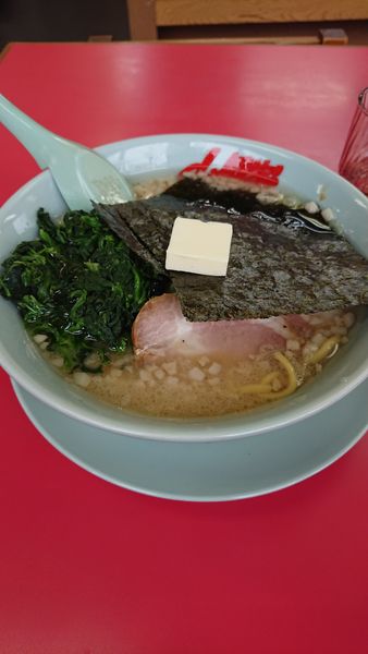 「醤油ラーメン+バター+ほうれん草」@山岡家 越谷レイクタウン店の写真